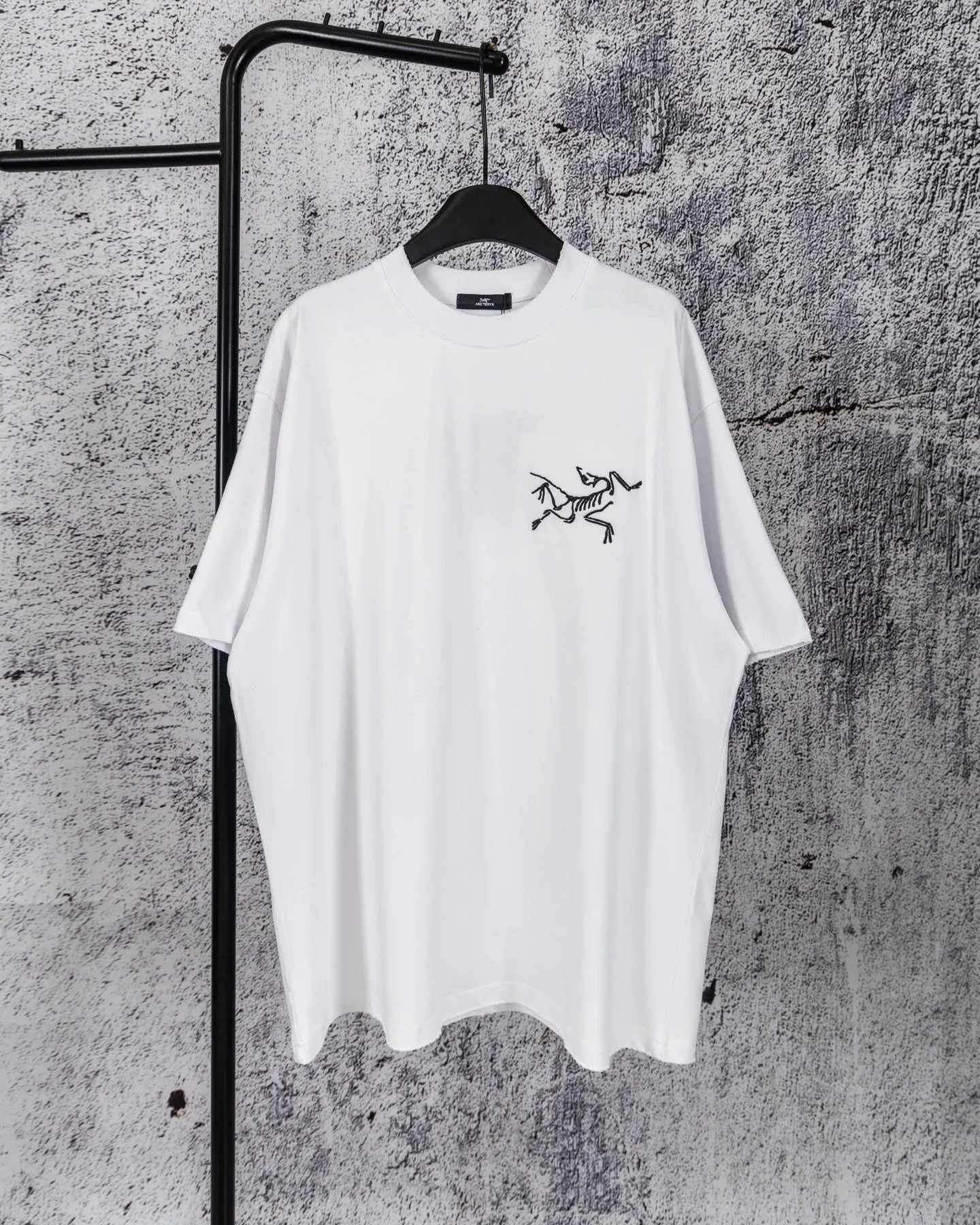 100 ARC'TERYX 26ss New Arrival T ， ，Breathable ， 。 ， ， ， Same Style 。 ， ， ； logo， ， 。Classic Versatile ， 、 ， 、 、 。 ， ， ！ ：Black White Size：M—XXL